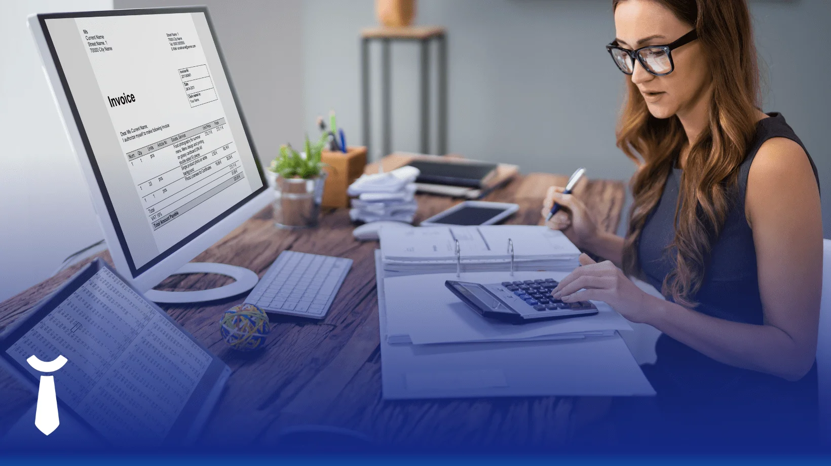 empresária de frente ao computador analisando maneiras de como trocar de contador