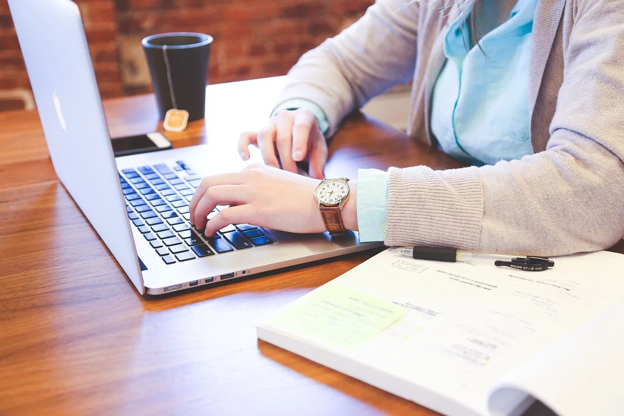 pessoa navegando no notebook e buscando por informações relacionadas aos tipos de insalubridade no trabalho