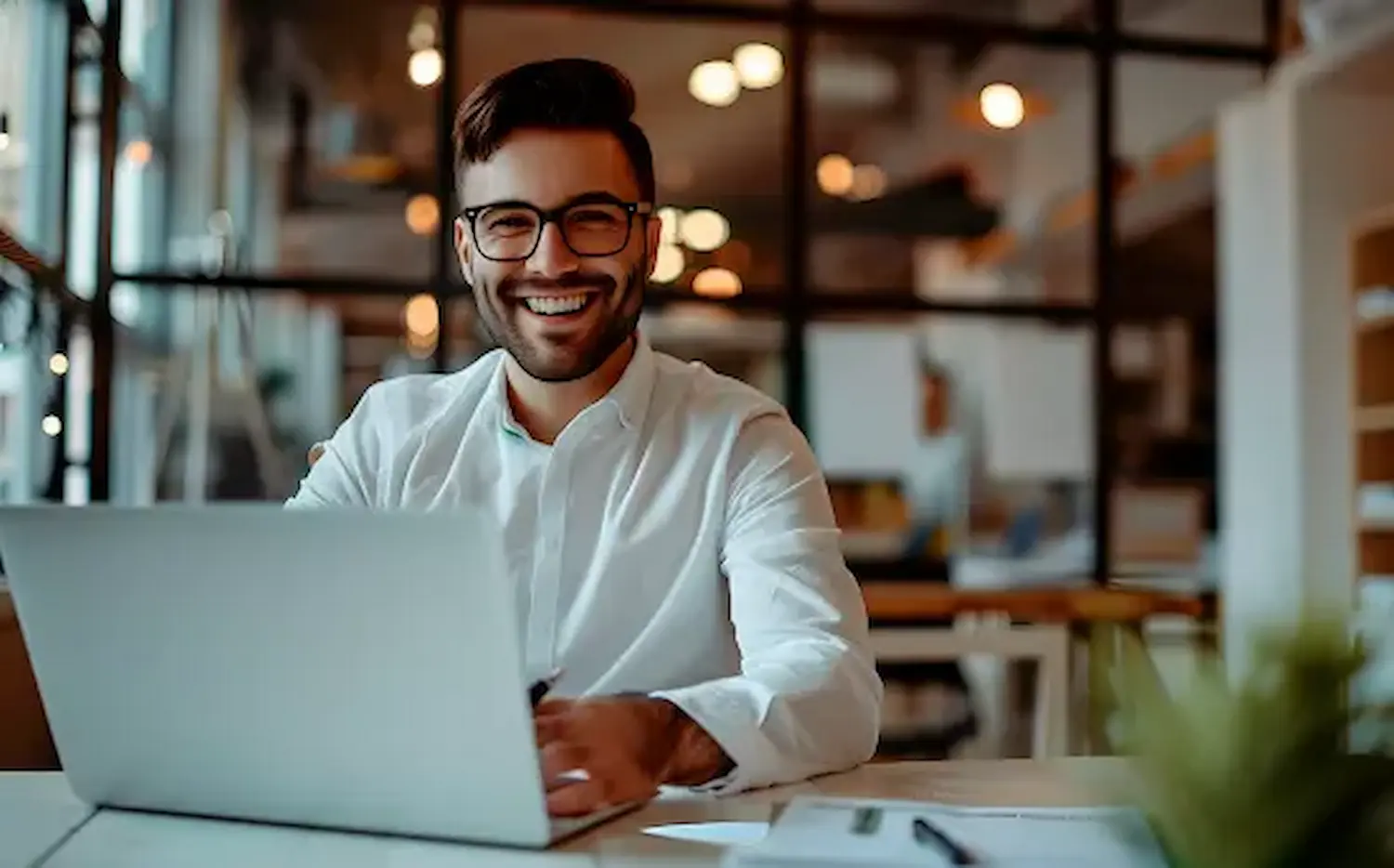 pessoa sorridente após realizar a consulta de sua inscrição municipal