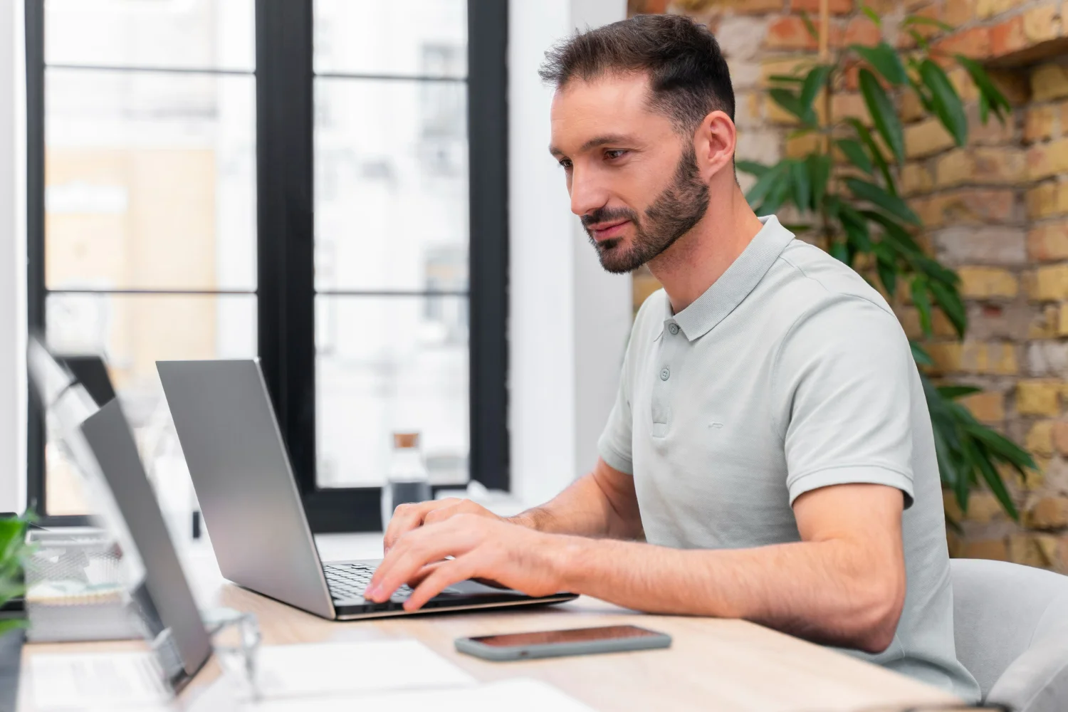 Empreendedor pesquisando na internet como abrir uma empresa online