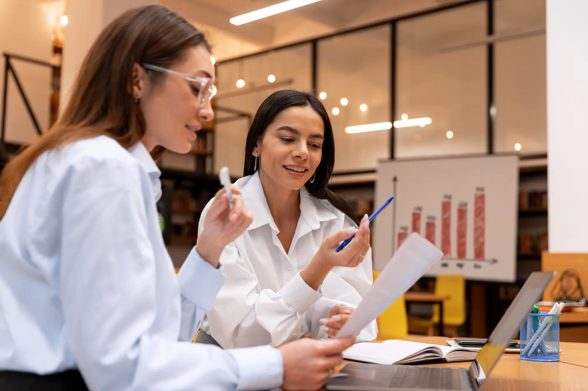 Empreendedoras pesquisando sobre como abrir uma empresa de consultoria