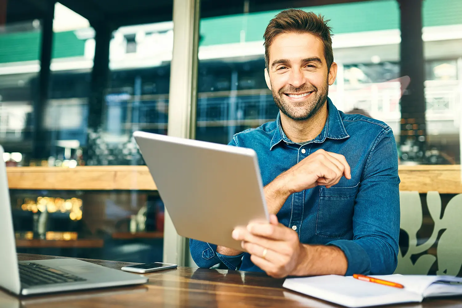 Mulher branca usando notebook para verificar casos de empresa isenta de inscrição estadual.