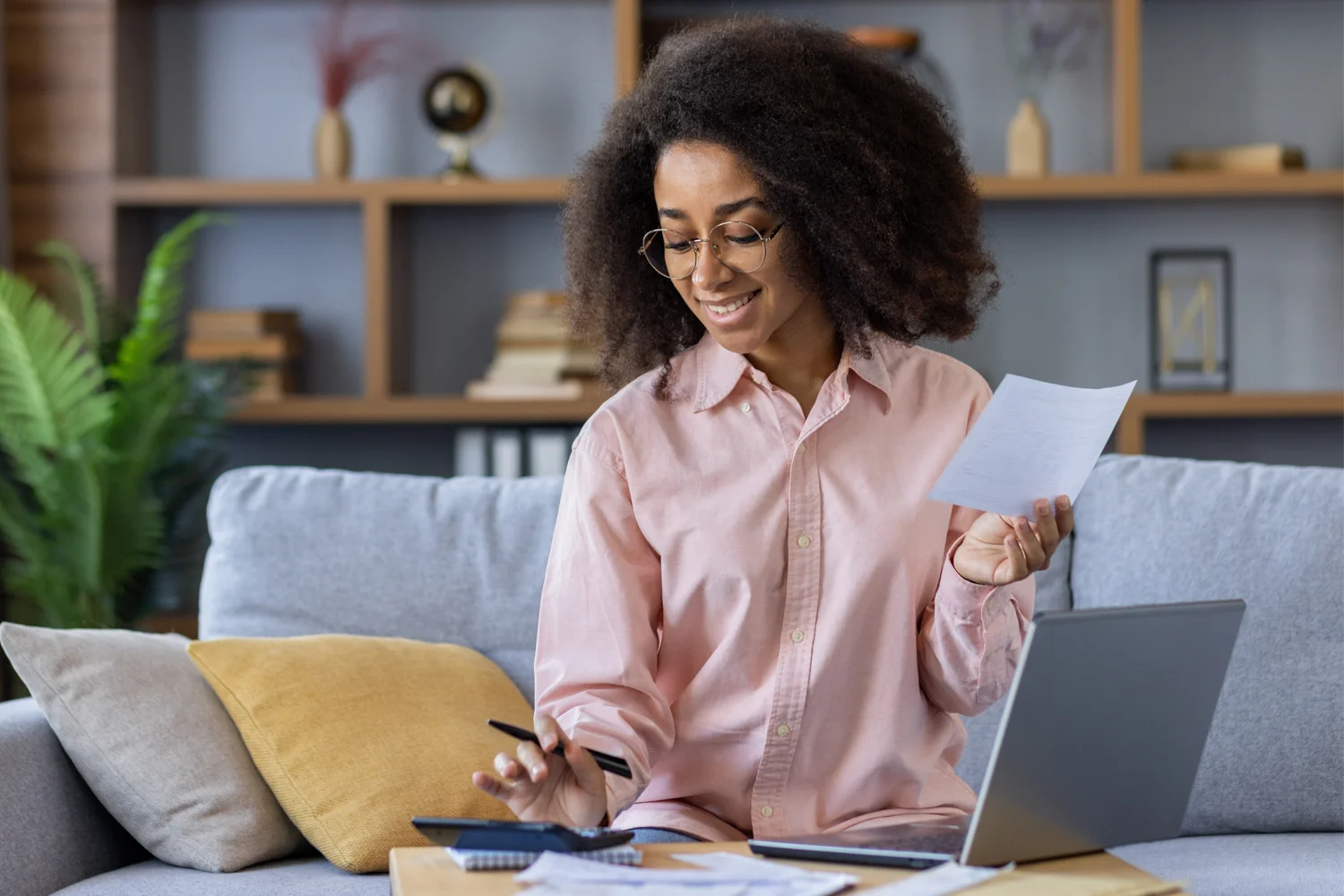 Empreendedora pesquisando sobre quanto tempo leva para abrir um CNPJ