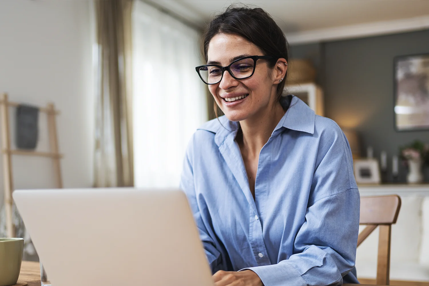 Imagem mostra uma executiva com um notebook, representando o processo de abertura de empresa.